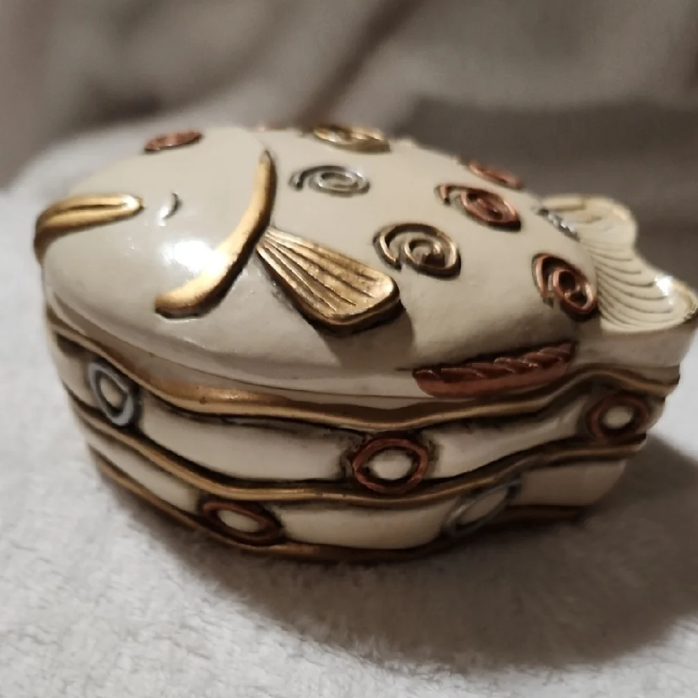 Source Unknown Cream and Gold Fish Decor
